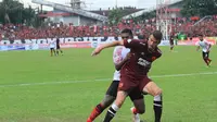 Gelandang serang PSM Makassar, Wiljan Pluim, mendapatkan kawalan dari pemain Persipura Jayapura, di Stadion Andi Mattalatta Mattoangin, Minggu (4/11/2018). (Bola.com/Abdi Satria)