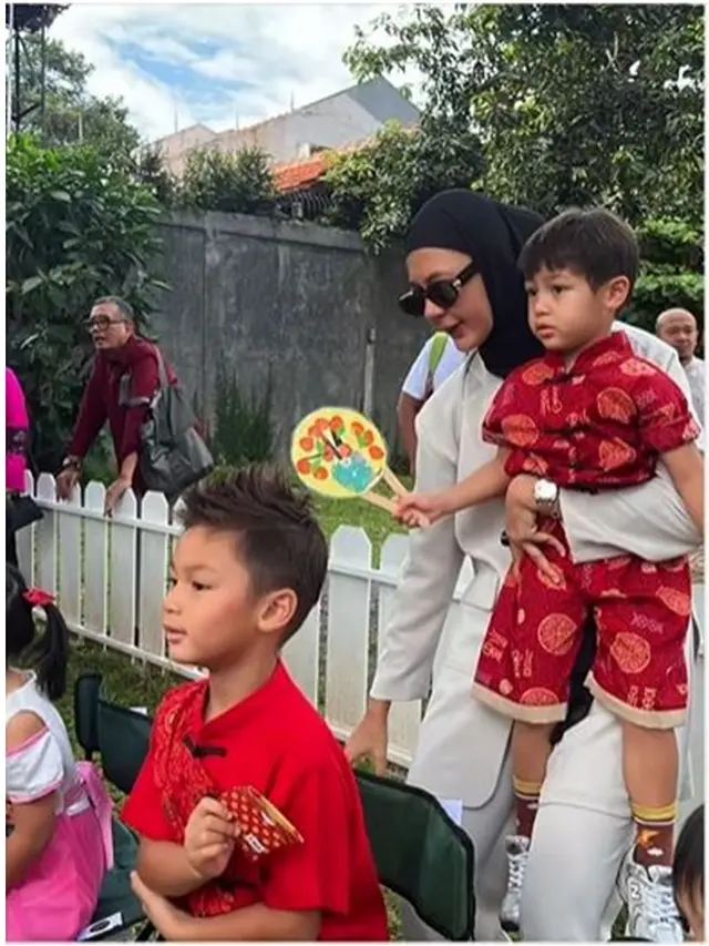 6 Potret Paula Verhoeven Temani Anak di Perayaan Imlek Sekolah, Nonton Barongsai