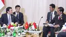 Presiden Joko Widodo (kanan) saat berbincang dengan PM Vietnam Truong Tang Sang di ruang Kakatua, Jakarta, Kamis (23/4/2015). Presiden Joko Widodo membahas pertahanan dan kawasan batas laut antar dua negara. (Liputan6.com/Herman Zakharia)
