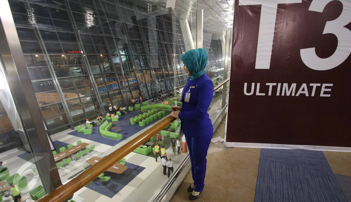 Seorang petugas mengamati aktivitas ruang tunggu dari lantai atas Terminal 3 Ultimate, Bandara Soekarno-Hatta, Tangerang, Banten, Selasa (9/8). Seperti diketahui sekitar pukul 00.01 WIB, terminal 3 resmi beroperasi. (Liputan6.com/Immanuel Antonius)