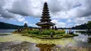 Pemandangan Pura Ulun Danu Beratan, sebuah pura Hindu di Danau Beratan dekat Bedugul, Bali, pada Jumat 7 November 2025. Pura Ulun Danu Beratan menampilkan perpaduan yang menawan antara arsitektur suci dan keindahan alam pegunungan. (Mladen ANTONOV/AFP)