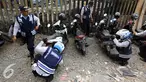 Petugas Dishub mencabut pentil kendaraan roda dua dalam operasi penertiban parkir liar di Pusat, Jumat (23/10/2015). Meskipun informasi penertiban diduga telah bocor, ratusan kendaraan yang parkir liar tetap ditertibkan. (Liputan6.com/Immanuel Antonius)
