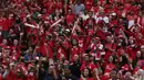 Suporter menyaksikan laga timnas Indonesia melawan Kamboja  di Stadion Shah Alam, Selangor, Kamis, (24/8/2017). Indonesia akan menjalani laga penentuan melawan Kamboja. (Bola.com/Vitalis Yogi Trisna)