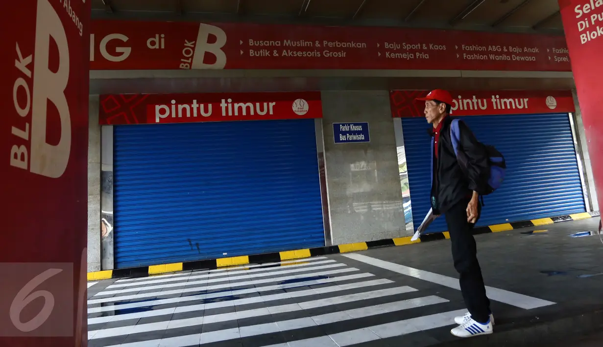 Warga melintas di pusat perbelanjaan Blok B Tanah Abang, Jakarta, Jumat (24/7/2015). Pusat grosir terbesar di Asia ini sebagian masih terlihat tutup dan baru akan buka kembali pada 27 Juli mendatang. (Liputan6.com.Johan Tallo)