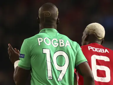 St.-Etienne punya  Florentin Pogba (kiri) sedangkan Manchester United punya Paul Pogba, kedua bersaudara ini harus berhadapan dilapangan demi klub masing-masing pada Liga Eropa di Old Trafford stadium, (16/2/2017). (AP/Dave Thompson)