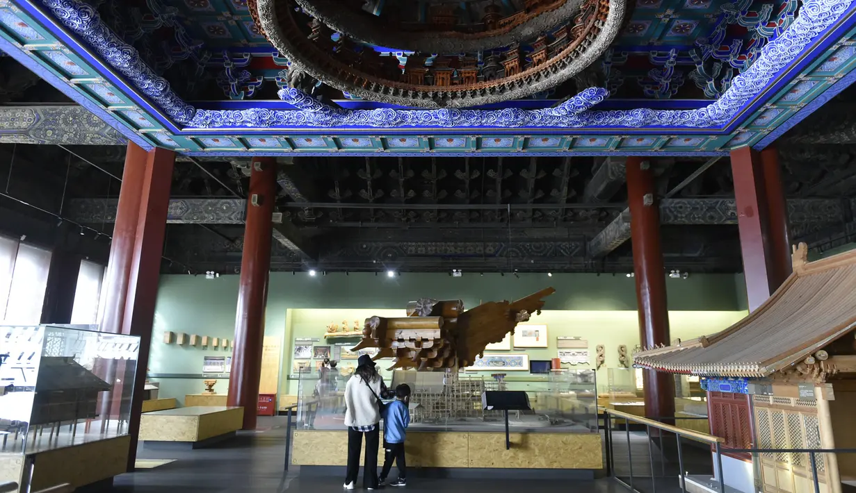 Sejumlah orang mengunjungi Museum Arsitektur Kuno Beijing di Beijing, ibu kota China, pada 2 Oktober 2020. (Xinhua/Lu Peng)