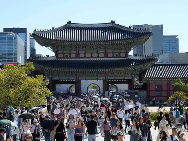 Orang-orang berkunjung untuk merayakan liburan Chuseok, Hari Thanksgiving versi Korea, di Istana Gyeongbok, Seoul, Korea Selatan, Rabu 8 Oktober 2025. (AP Photo/Ahn Young-joon)