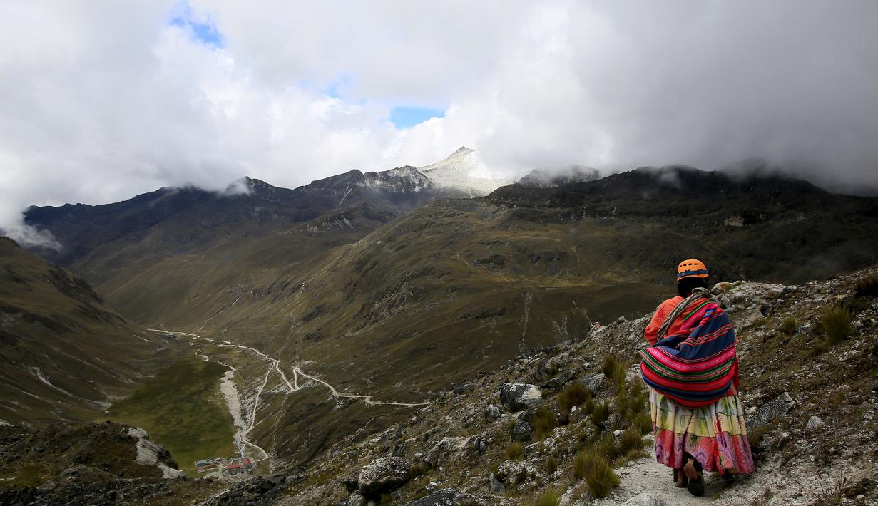 Seorang perempuan suku Aymara berjalan di Huayna Potosi, Bolivia (6/4). Sebanyak 12 perempuan Suku Aymara rata-rata berusia 42-50 tahun ini berhasil menaklukkan puncak Gunung Huayna Potosi dan Illimani. (REUTERS/David Mercado)