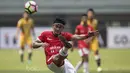Bek Persija, Gunawan Dwi Cahyo, membuang bola saat melawan Mitra Kukar pada laga Liga 1 di Stadion Patriot, Bekasi, Minggu (14/5/2017). Kedua tim bermain imbang 1-1. (Bola.com/Vitalis Yogi Trisna)