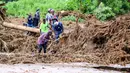 Reruntuhan Bendungan Kijabe Lama membawa serta lumpur, batu, dan pohon tumbang. (AP Photo/Patrick Ngugi)