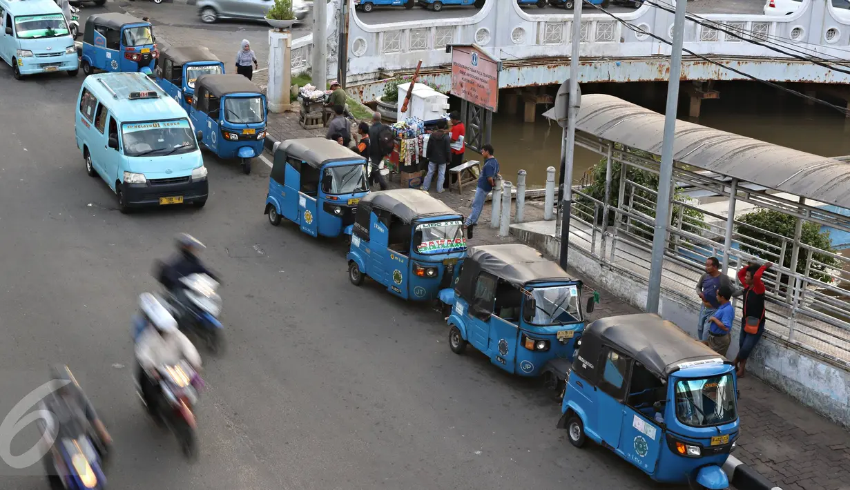 Bajaj BBG menunggu penumpang di tepi jalan kawasan Pasar Baru, Jakarta, Senin (25/4). Kesulitan bersaing dengan transportasi online lain menyebabkan kondisi bajaj online mengalami mati suri. (Liputan6.com/Immanuel Antonius)