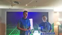(ki-ka) Chief Commercial Officer XL Axiata, Allan Bonke dan Head of XL Center and Postpaid XL Axiata, Radhad Javier Sanchez, usai peluncuran layanan internet XL Home di Jakarta, Rabu (1/3/2017). (Liputan6.com/Corry Anestia