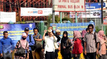 Sejumlah calon penumpang menunggu bus di Terminal Blok M, Jakarta Selatan, Selasa (22/3). Aksi mogok massal angkutan umum dan taksi menyebabkan penumpang terlantar di sejumlah titik. (Liputan6.com/Helmi Fithriansyah)