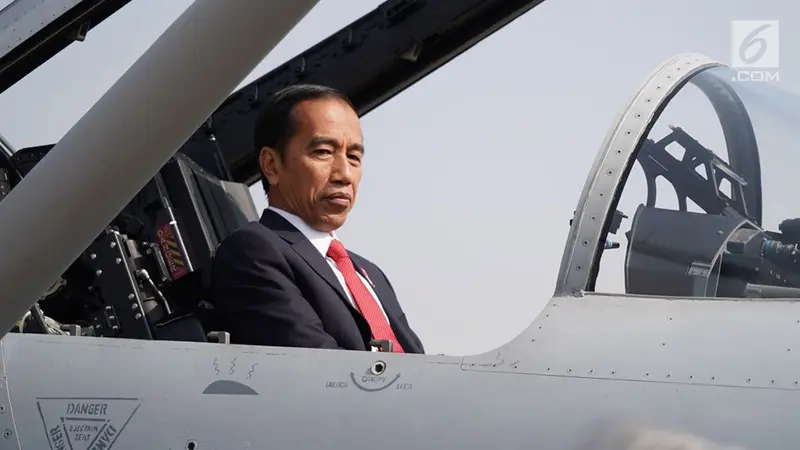 FOTO: Kenakan Setelan Jas, Presiden Jokowi Jajal Pesawat Tempur Pakistan