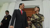 Anak pertama Jokowi, Gibran Rakabumi, yang berprofesi sebagai pengusaha katering, bersama ayahnya, Jakarta, (20/10/14). (Liputan6.com/Herman Zakharia) 