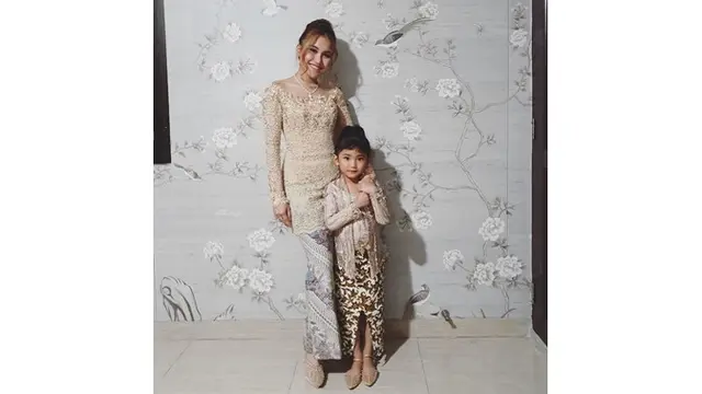 7 Gaya Ayu Ting Ting dan Bilqis Saat Pakai Baju Kembaran, Kompak Banget