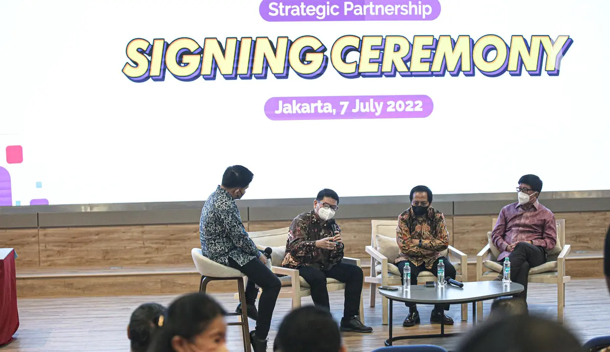 (Ki-ka) CEO MyRepublic Timotius Sulaiman, Direktur Utama PT Smartfren Telecom Merza Fachys, dan CEO Vidio Sutanto Hartono hadir dalam MoU Kerja sama di Kantor Smartfren, Jakarta, Kamis (7/7/2022). Vidio mengumumkan kerja sama strategis dengan penyedia layanan internet MyRepublic dan Smartfren. (Liputan6.com/Faizal Fanani)