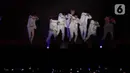 Personel Boy Band asal Korea Selatan, Super Junior saat membawakan lagu pada konser Super Junior World Tour - Super Show 8 Infinite Time in Jakarta di ICE BSD Tangerang, Sabtu (11/1/2020). Konser disaksikan ribuan penggemar. (Liputan6.com/Helmi Fithriansyah)