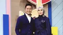 Gaya hijabnya yang simple dan sederhana tak jarang membuat perempuan lain untuk menirunya. Memakai hijab persegi yang dibentuk menjadi segitiga seperti ini pas banget dikenakan Fenita. (Instagram/fenitarie)