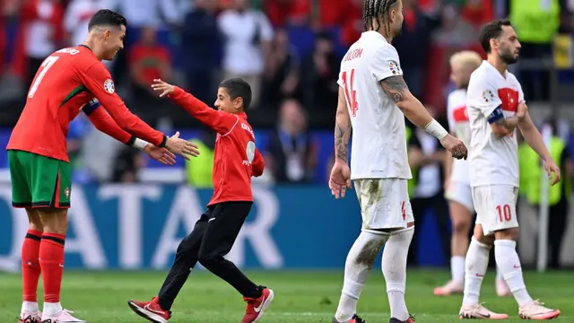 Cristiano Ronaldo Diserbu Suporter Cilik