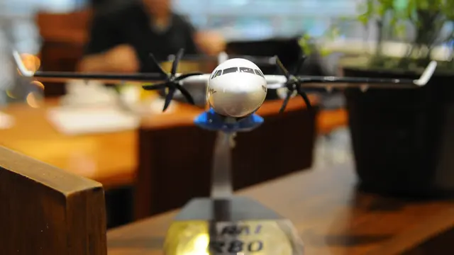 Miniatur Pesawat R80