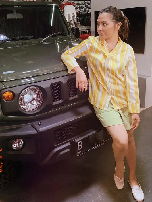 " Kadang cewek suka gitu kan, kalau dibandingin sama artis lain, apalah gue yang hanya butiran biskuit. Serpihan biskuit yang tidak ada artinya, kaya makan biskuit butirannya jatuh nah itu gue," lanjut Prilly. (Instagram/prillylatuconsina96)