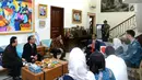 Presiden Joko Widodo berbincang saat bertakziah ke kediaman almarhum Sys NS di Kawasan Kemang, Jakarta (2/2). Pada kesempatan itu, Jokowi bertemu dengan istri Sys, Shanty Widhiyanti, dan anak-anak almarhum. (Liputan6.com/Pool/Biro Pers Setpres)