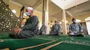 Seorang imam memimpin salat Idul Fitri di Desa Shamma, Menoufia, Nou delta, Mesir, Minggu (24/5/2020). Idul Fitri tahun ini dirayakan umat muslim seluruh dunia di tengah pandemi virus corona COVID-19. (Mohamed el-Shahed/AFP)