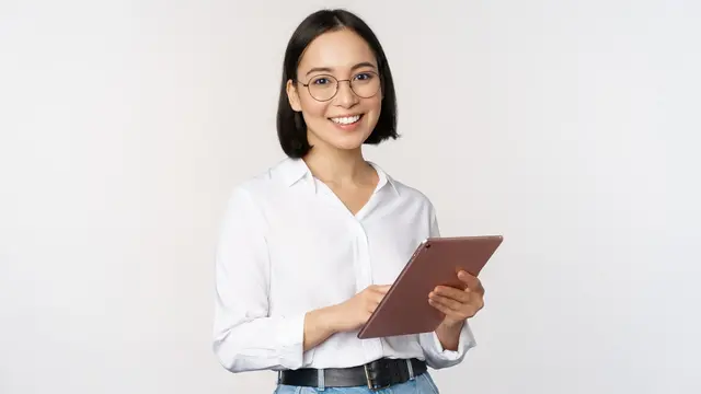 Perempuang Pakai Kemeja Putih.