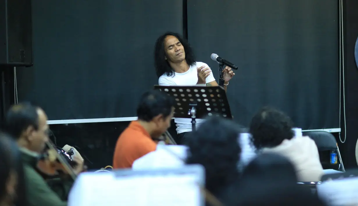 Tiga lagu Slank diaransemen ulang oleh Erwin Gutawa orkestra. Tiga lagu itu adalah lagu Bang Bang Tut, I Miss You But I Hate You, dan Mars Slankers.  (Adrian Putra/Bintang.com)