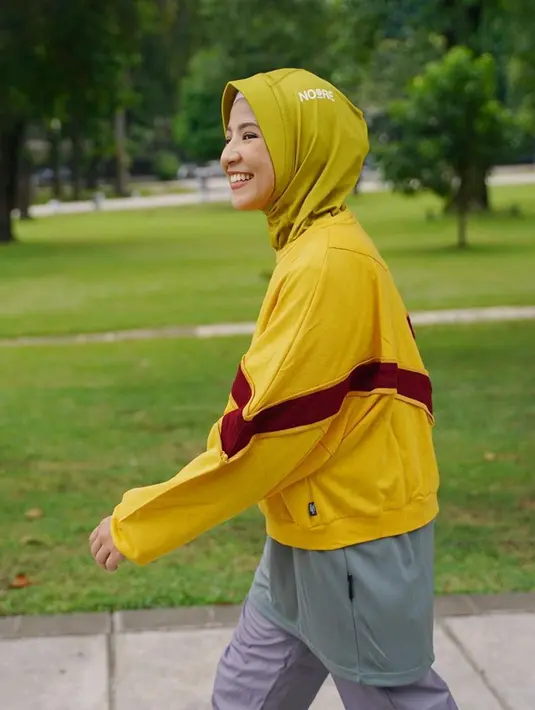 Gaya OOTD Natasha Rizky selalu menyita perhatian. Seperti saat ia dengan kecenya tampil dengan outfit kuning saat jalan-jalan pagi. Gaya kecenya ini banjir pujian yang menyebut Natasha tetap menawan meski sudah memiliki 3 orang anak. (Liputan6.com/IG/@natasharizkynew)