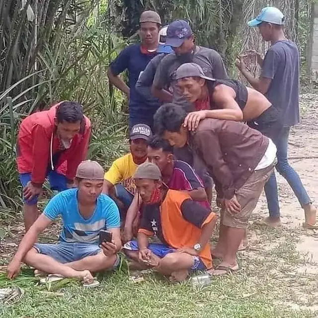 6 Potret Kocak Kelakuan Bapak-bapak Saat Main HP Ini Bikin Tepuk Jidat