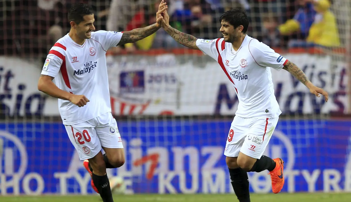 Ever Banega berhasil memperkecil kedudukan usai mencetak gol ke gawang Claudio Bravo (REUTERS/Marcelo del Pozo)