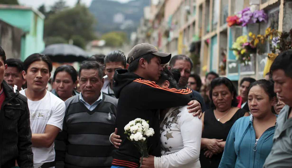 Tangis keluarga korban longsor saat acara pemakaman, Guatemala City (2/10/2015). Musibah tanah longsor ini menewaskan sedikitnya 73 orang dan sebanyak 600 orang dinyatakan hilang. (Reuters/ Josue Decavele)