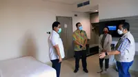 Wali Kota Tangerang Arief R. Wismansyah saat mengunjungi Hotel Pakons, Rabu (6/5/2020). (Liputan6.com/Pramita Tristiawati)