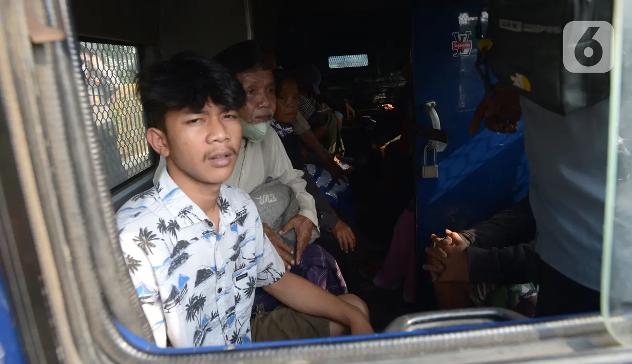 Sejumlah PMKS hasil razia penyandang masalah kesejahteraan sosial berada di mobil petugas Satpol PP gabungan di kawasan Jakarta Timur, Rabu (13/4/2022).  Razia tersebut digencarkan selama bulan Ramadhan agar Jakarta menjadi kota tertib, teratur dan nyaman. (merdeka.com/Imam Buhori)