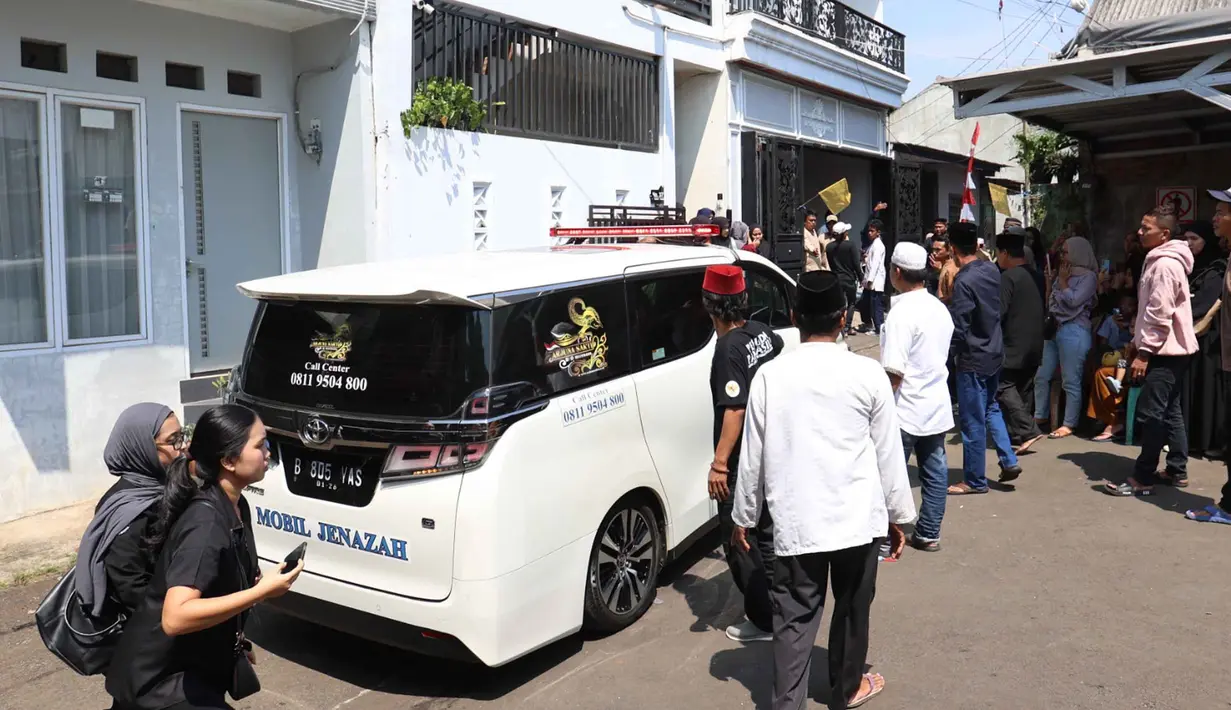 Kabar duka ini sontak mengejutkan banyak pihak, terutama para penggemar dan rekan-rekan sesama artis. (KapanLagi.com/Budy Santoso)