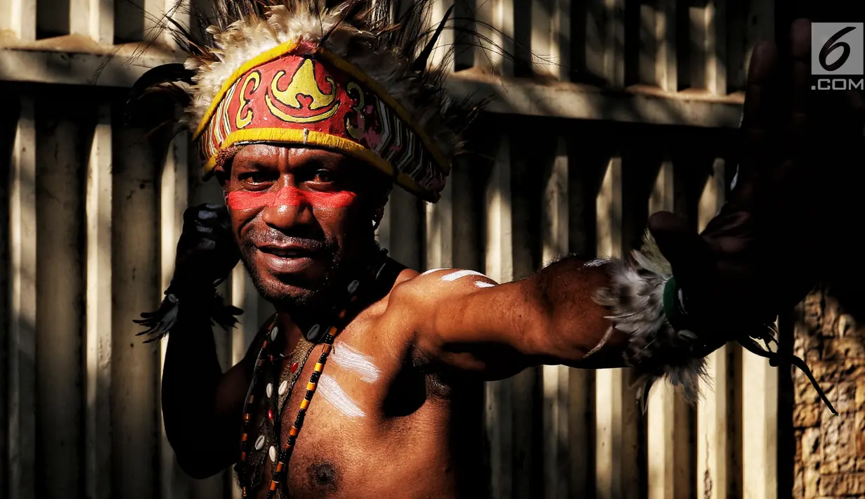 Masyarakat Papua yang tinggal di Jakarta menggelar acara Tari Yospan Massal saat kegiatan Car Free Day di Bundaran HI, Jakarta, Minggu (1/9/2019). Acara ini digelar untuk mengenalkan budaya Papua kepada para generasi muda keturunan Papua serta masyarakat luas. (Liputan6.com/Johan Tallo)