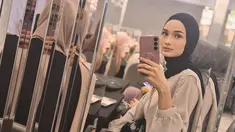Pakai hijab ketika hadiri kajian beberapa waktu lalu, penampilan berbeda Faby Marcelia bikin pangling. Artis berusia 29 tahun ini memadukan gamis warna abu-abu dengan jilbab pashmina warna hitam. Bukan kali pertama, pada November 2024 lalu, Faby juga pernah bagikan potret dirinya pakai hijab. Kesehariannya tampil tanpa hijab, Faby dengan penampilan tertutup makin anggun. (Liputan6.com/IG/@fabymarcelia)