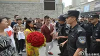 Pria ini tak menyangka ulahnya melamar kekasih justru berakhir di kantor polisi