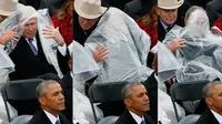 Ada yang menarik dan lucu dibalik pelantikan Donald Trump, Jumat (20/1/2017) George Bush tertangkap kamera sedang sibuk membenahi jas hujan. (Foto: Harpersbazaar.com)