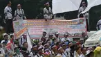 Ribuan guru honorer dari PGRI membentangkan spanduk saat menggelar aksi mogok dan unjuk rasa di depan gedung DPR/MPR, Jakarta, Selasa (15/9). Para guru honorer itu menuntut Pemerintah mengangkat mereka menjadi PNS. (Liputan6.com/Johan Tallo)