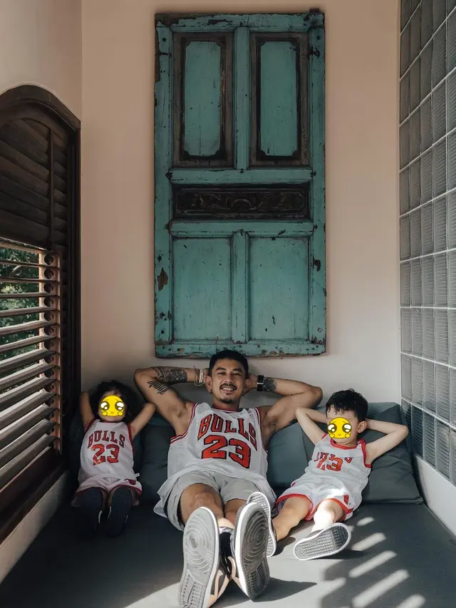 Dianggap Baby Face, Ini Potret 6 Artis Pria Usia 30an saat Momong Buah Hati