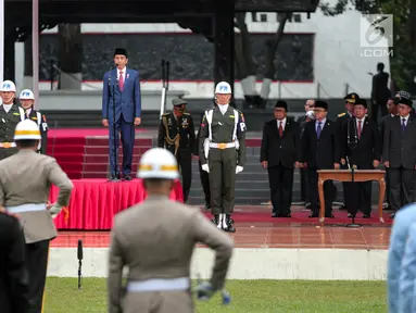 Presiden Joko Widodo menjadi inspektur upacara dalam upacara Hari Kesaktian Pancasila, di Halaman Monumen Pancasila Sakti, Kompleks Lubang Buaya, Jakarta, Minggu (1/10). (Liputan6.com/Faizal Fanani)