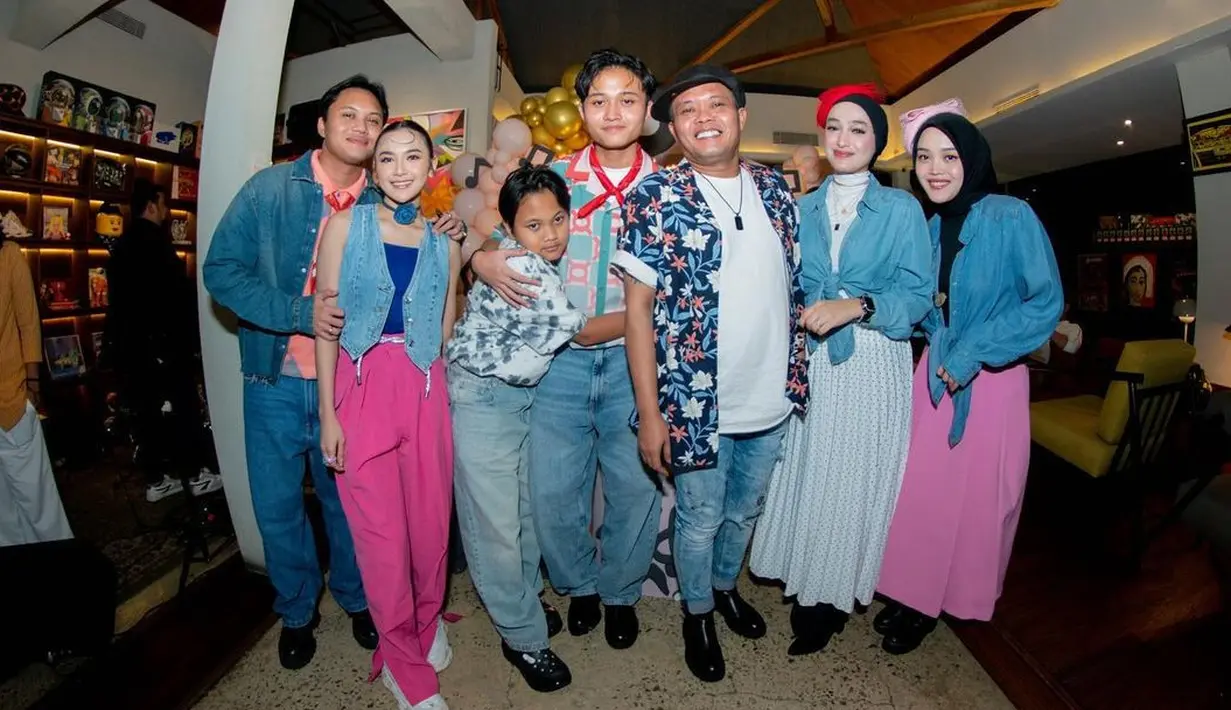 <p>Nama Santyka Fauziah semakin santer terdengar setelah dirinya muncul di pernikahan Rizky Febian dan Mahalini Raharja, tampil akrab dengan keluarga Sule. [Foto: Instagram/rizwanfadilah.a.s]</p>