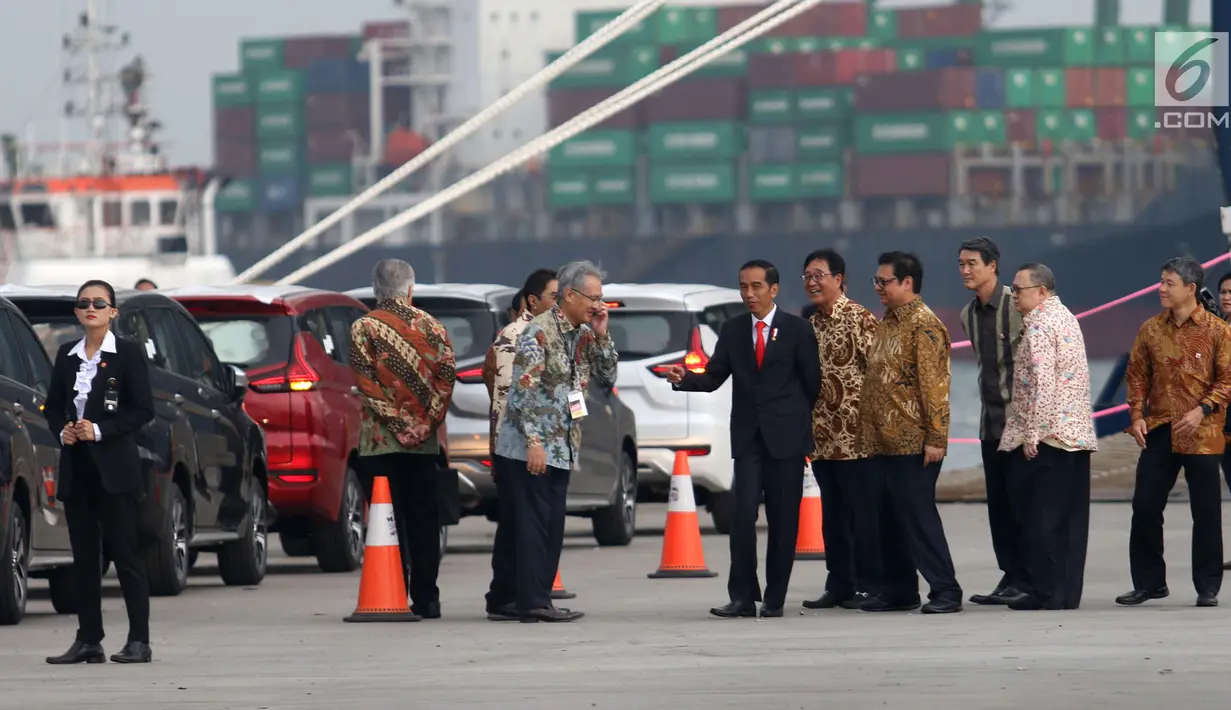 Suasana ketika Presiden Jokowi bersama sejumlah menteri dan CEO MMC Osamu Masuko meninjau pelepasan ekspor perdana Mitsubishi Xpander di Cilincing, Jakarta, Rabu (25/4). (Liputan6.com/Angga Yuniar)