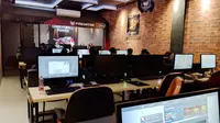Sejumlah PC yang ada di Dota Cafe, Kemanggisan, Jakarta Barat, Senin (23/10/2017). Liputan6.com/ Yuslianson