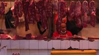 Pedagang daging sapi menunggu pembeli di Pasar Senen, Jakarta, Selasa (26/4/2022). Harga sejumlah bahan pangan di Jakarta terpantau mengalami kenaikan jelang Lebaran, di antaranya daging sapi dan ayam. (Liputan6.com/Angga Yuniar)