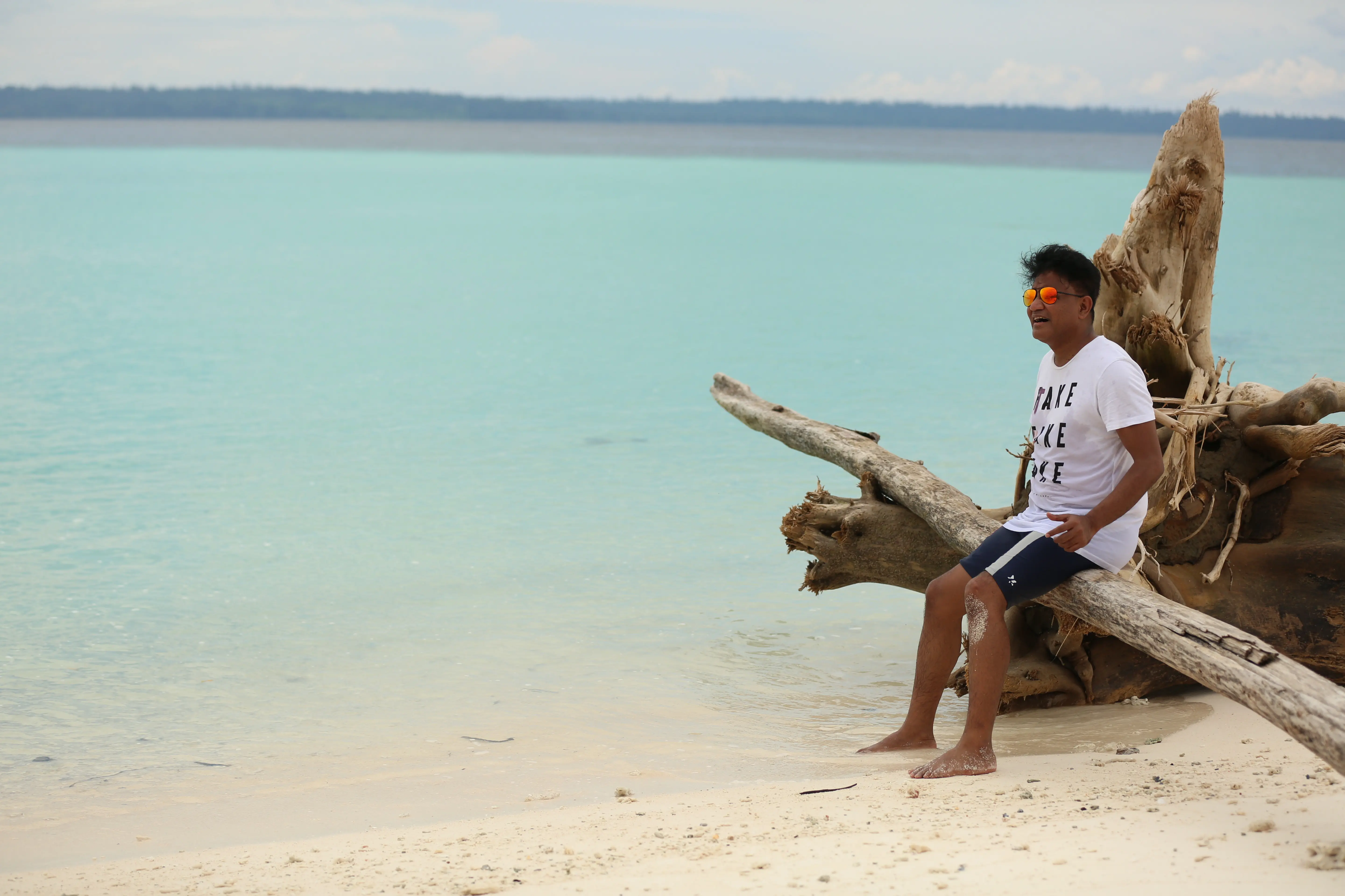 Andre Hehanusa tengah menikmati keindahan alam di Pulau Venu Kaimana, papua Barat. (Bintang.com/Ruben Silitonga)