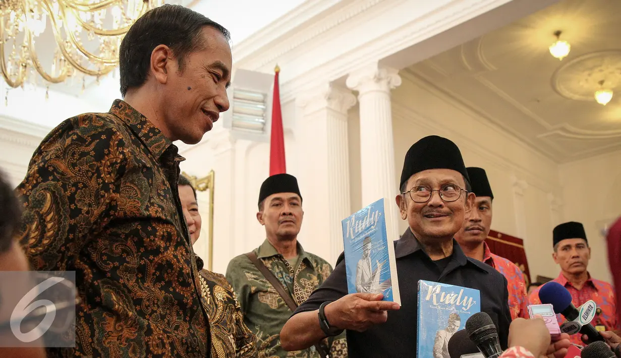 Mantan  Presiden Ke-3 RI BJ Habibie memperlihatkan buku karyanya ke Presiden Jokowi di Istana Merdeka, Jakarta, Selasa (13/10/2015). Habibie datang ditemani Anggota Wantimpres Suharso Monoarfa dan beberapa pengawal pribadinya. (Liputan6.com/Faizal Fanani)